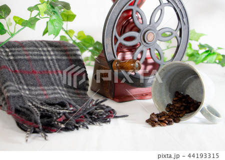 冬イメージのコーヒーセット　コーヒーミルと防寒具　コーヒー豆 44193315