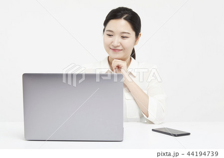 ノートパソコン ノートブック 会社員 44194739