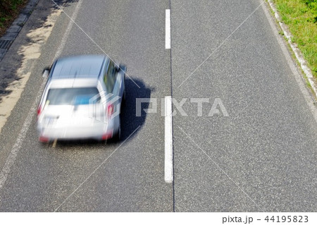 走り抜ける車 俯瞰 交通イメージ 走り抜ける車 俯瞰 交通イメージ 44195823