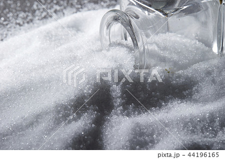 ガラス瓶からこぼれる白い粉　キシリトール 44196165