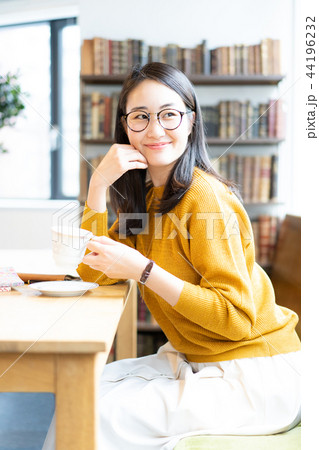 カフェ 女性 ライフスタイル カフェ 女性 ライフスタイル 44196232
