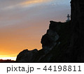 夕暮れの奇岩と灯台（小泊岬南灯台） 44198811