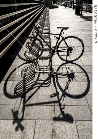 自転車 スタンド 影 44200176