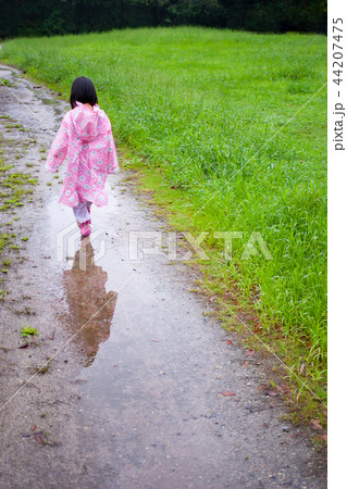 雨の日公園で歩く子供 雨の日公園で歩く子供 44207475