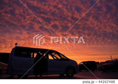 綺麗な夕焼けと駐車場の車 44207486
