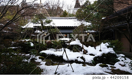 雪化粧日本庭園 44209158