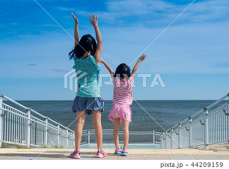 夏休みに海の砂浜で遊んでいる子供たち 夏休みに海の砂浜で遊んでいる子供たち 44209159