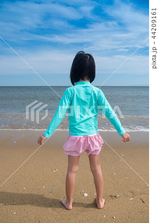 夏休みに海の砂浜で遊んでいる子供 夏休みに海の砂浜で遊んでいる子供 44209161