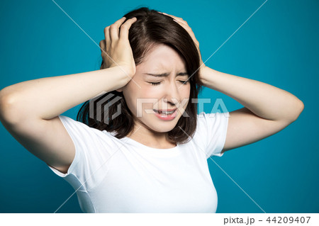頭痛の女性 44209407
