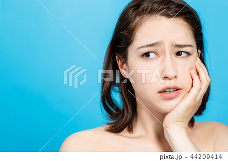 歯痛・口内炎の女性 歯痛・口内炎の女性 44209414