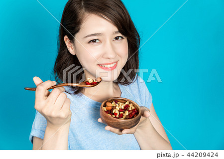 ミックスナッツを食べる女性 ミックスナッツを食べる女性 44209424