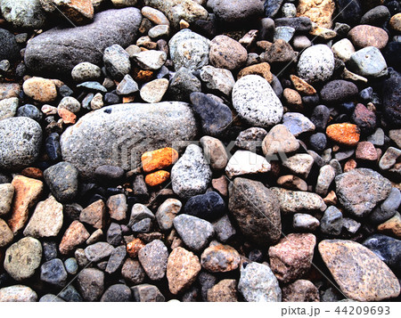 様々な色と形の河原の乾いた石 44209693