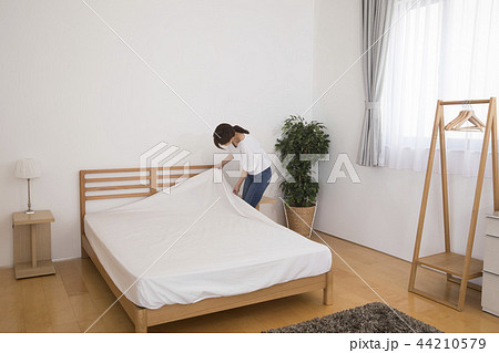 ベッドメイキング ベッドメイキング 44210579