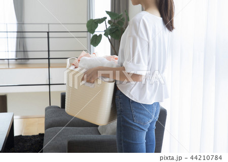 洗濯物を持つ女性　 44210784