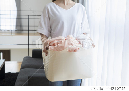 洗濯物を持つ女性　 44210795