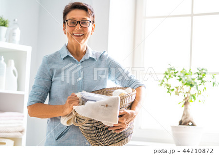 woman doing laundry at home 44210872