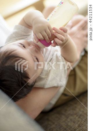 赤ちゃん 哺乳瓶 家族 44211534