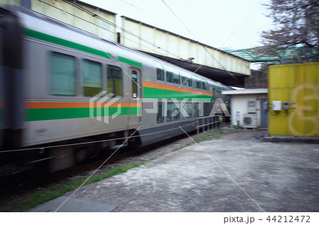 疾走する快速電車 44212472