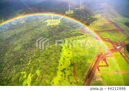 ハワイ》空から眺めた虹の輪・オアフ島《航空写真》の写真素材 