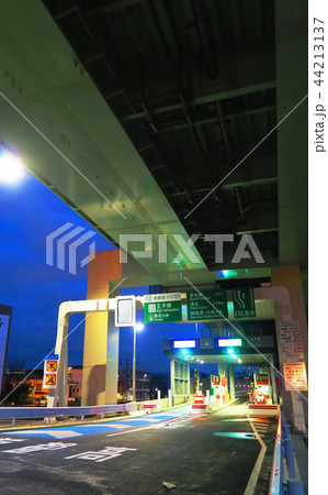 首都高速中央環状線の王子南出入口付近の夜の都市景観 44213137