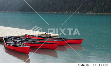 碧色の湖面とボート 碧色の湖面とボート 44214486