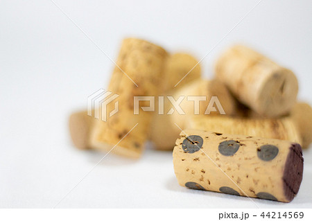 コルク　白い布背景のコルク 44214569