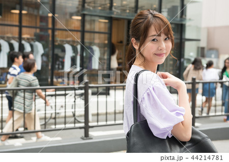 渋谷でショッピングをする若い日本人女性 44214781