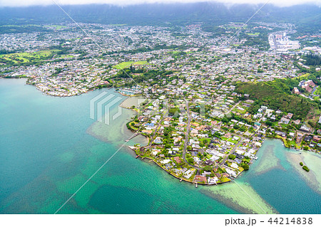 《ハワイ》オアフ島東部・郊外の街並みと海《航空写真》 44214838