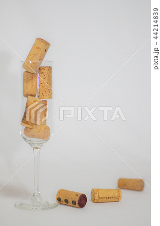 シャンパングラスとコルク 忘年会 新年会イメージ シャンパングラスとコルク 忘年会 新年会イメージ 44214839