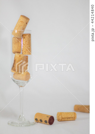 シャンパングラスとコルク　忘年会　新年会イメージ 44214840