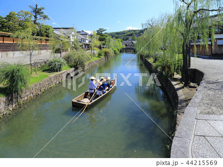 倉敷美観地区の倉敷川を周遊する観光の川舟流し（今橋より中橋方向を見る） 44215569