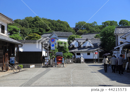 倉敷美観地区の入口付近（後ろは鶴形山） 44215573