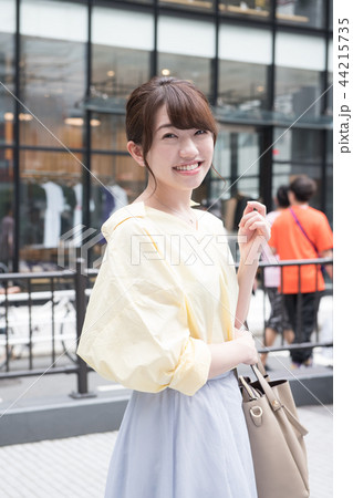 渋谷でショッピングをする若い日本人女性の写真素材 渋谷でショッピングをする若い日本人女性の写真素材