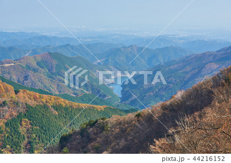 埼玉県　秋の有間峠からの有間ダムと名栗湖 44216152