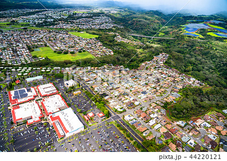 ハワイ オアフ島 住宅街とショッピングモール 航空写真 の写真素材