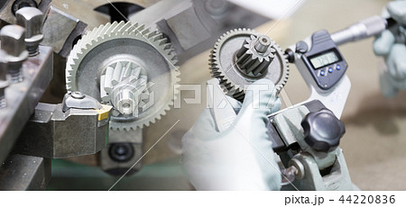 machining automotive part by cnc turning machine machining automotive part by cnc turning machine 44220836