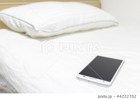 ベッド上でスマホ操作するイメージ ベッド上でスマホ操作するイメージ 44222702