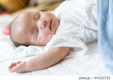 新生児の寝顔 新生児の寝顔 44222723