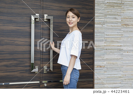 玄関ドアの前の女性 44223461