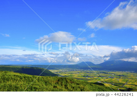 阿蘇外輪山 絶景の晴天空 阿蘇大観峰付近風景写真 Daikanbo scenery Japan 阿蘇外輪山 絶景の晴天空 阿蘇大観峰付近風景写真 Daikanbo scenery Japan 44226241