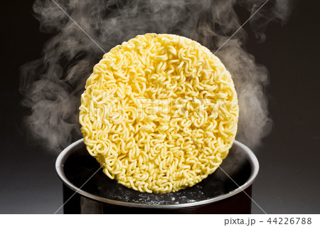 調理するインスタント麺 調理するインスタント麺 44226788
