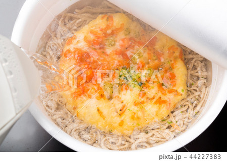 カップ麺の調理シーン 44227383