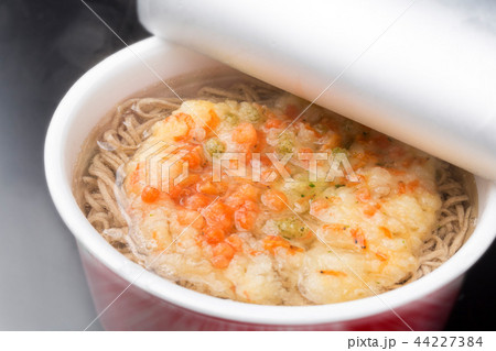 カップ麺の調理シーン カップ麺の調理シーン 44227384