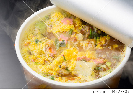 カップ麺の調理シーン 44227387