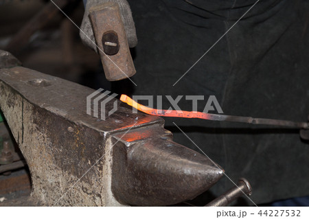 Making the horseshoe from heated red rod 44227532