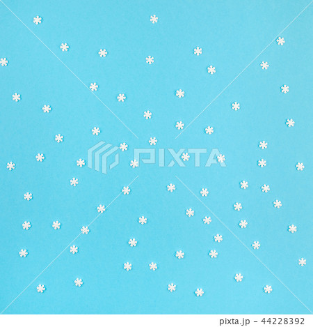 Winter pattern made of small white snowflakes 44228392