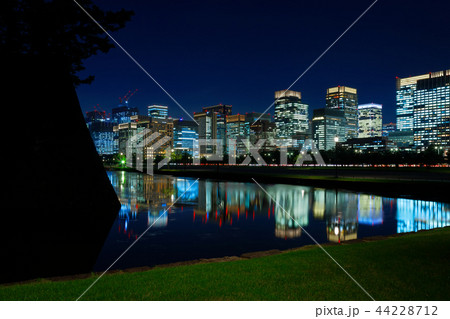桜田門より丸の内ビル街の夜景を望む 44228712