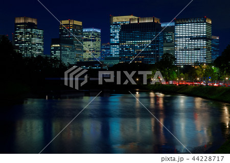 桜田門と丸の内ビル街の夜景 44228717