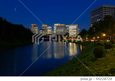 桜田門と丸の内ビル街の夜景 44228720