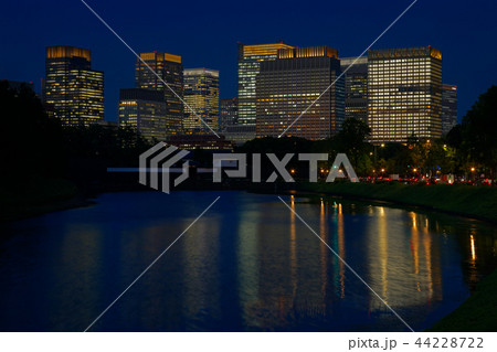 桜田門と丸の内ビル街の夜景 44228722